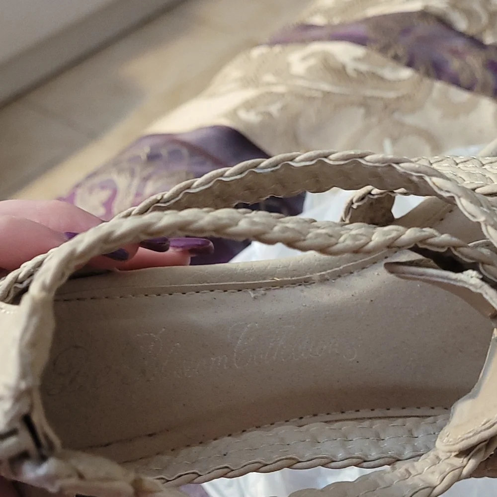 Cream/tan/beige women's sandals size 6 - Picture 5 of 7